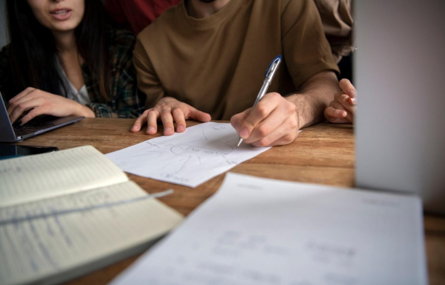 Persona planificando estrategias de ahorro financiero