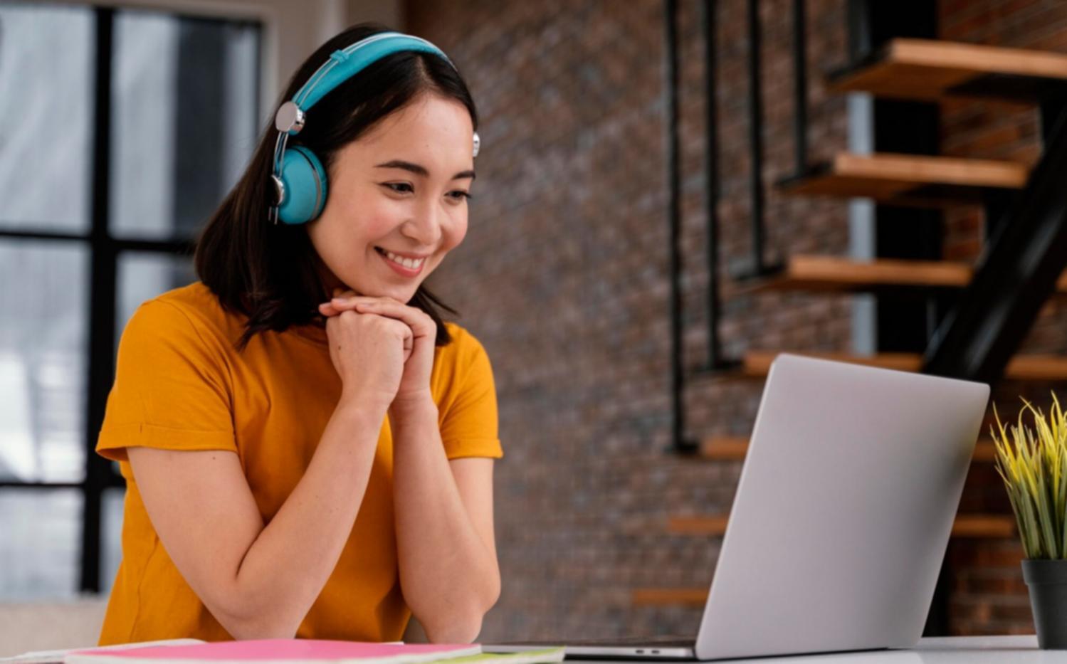 Sesión práctica de planificación financiera con materiales educativos