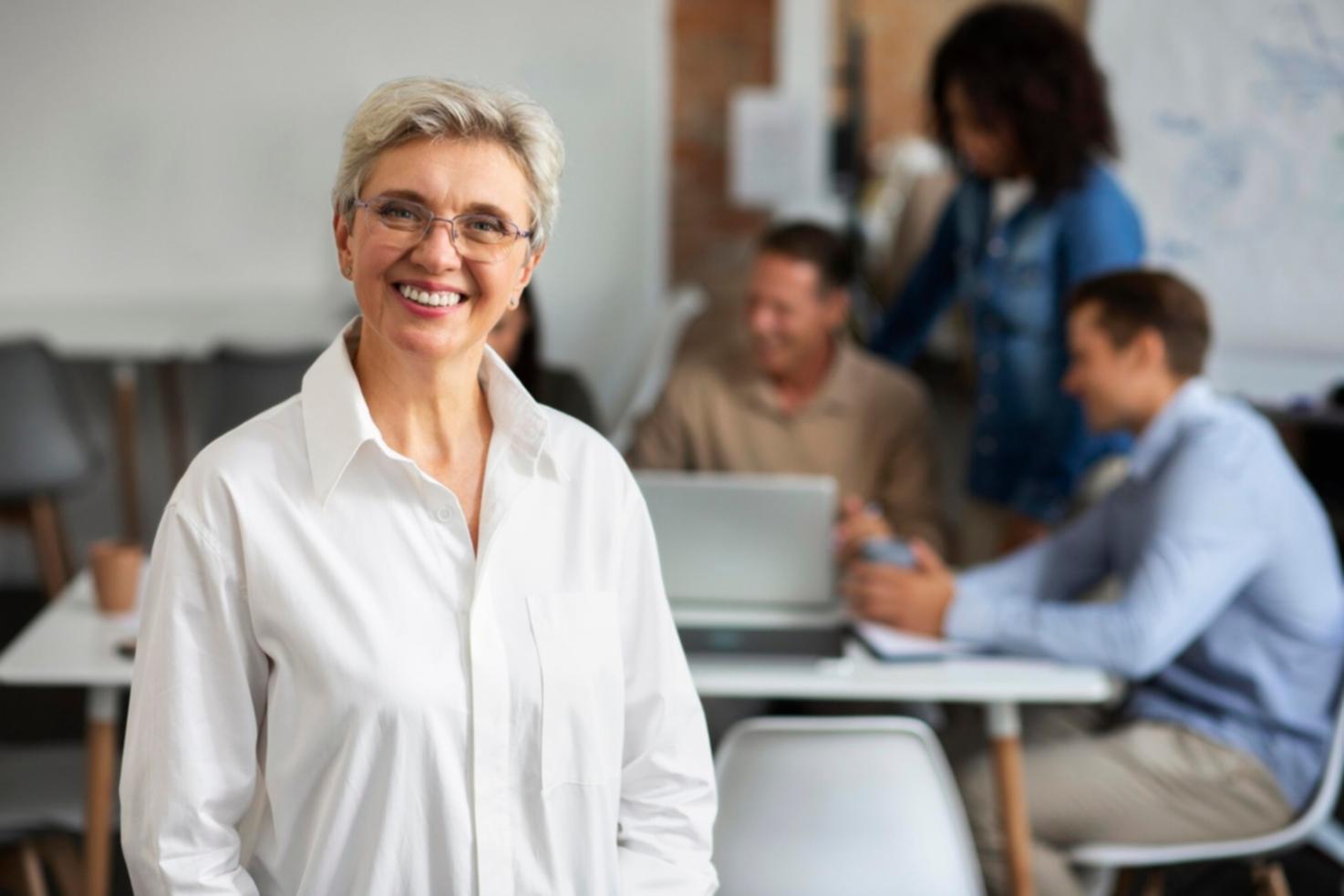 Equipo de vektariloa trabajando en estrategias de ahorro personalizadas